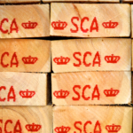 Vous retrouvez chez Comarbois le bois rouge en essence pin sylvestre pour vos différents usages, menuiserie intérieure & extérieure, charpente, coffrage, ébénisterie