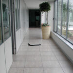 (Français) Le faux plancher disponible en 2 gammes: le faux plancher en sulfate de calcium et en acier, pour un large choix d’utilisation : les sols de bureaux, les salles de serveurs informatiques et hôpitaux