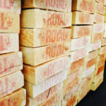 Vous retrouvez chez Comarbois le bois rouge en essence pin sylvestre pour vos différents usages, menuiserie intérieure & extérieure, charpente, coffrage, ébénisterie