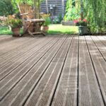 (Français) Comarbois vous propose des lames de terrasses lisse ou rainurée, résistantes et en plusieurs dimensions, épaisseurs et finitions